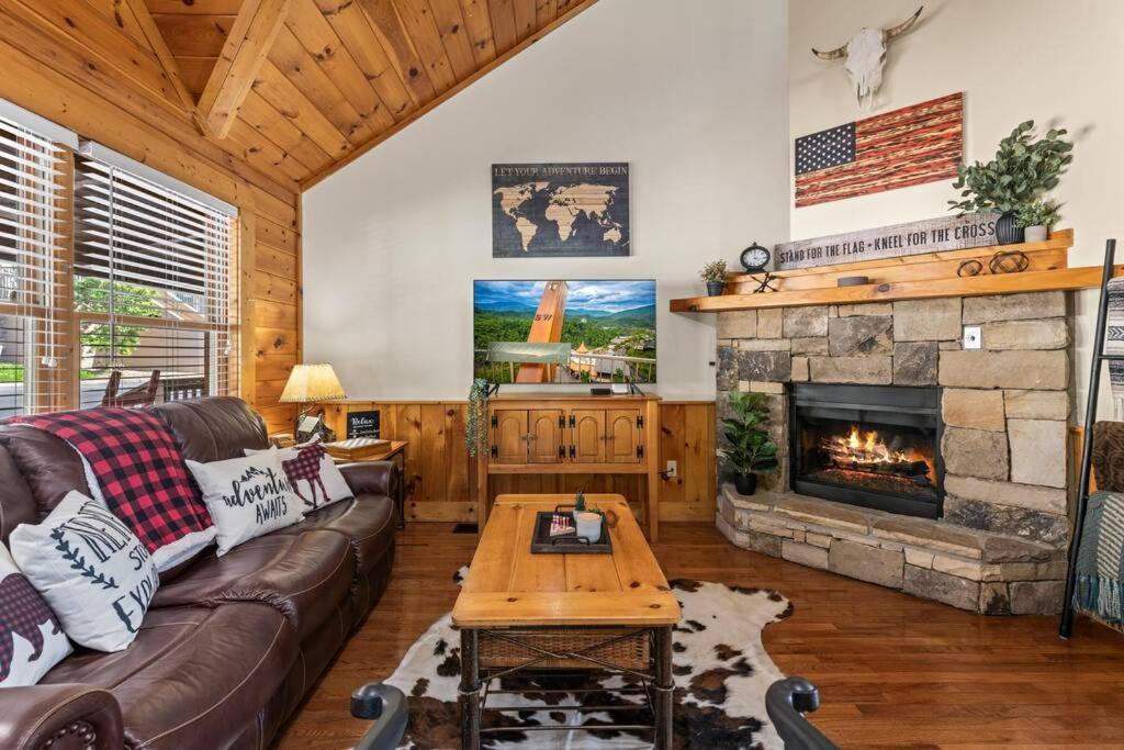 Cozy Cabin In The Smokies!!! Fully Furnished And Complete With Community Indoor And Outdoor Pools And Spas, Game And Fitness Rooms As Well As A Private Hot Tub Pigeon Forge Exteriér fotografie