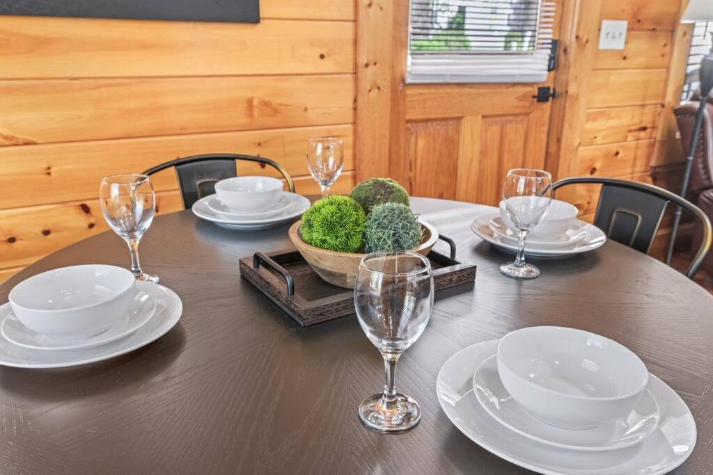Cozy Cabin In The Smokies!!! Fully Furnished And Complete With Community Indoor And Outdoor Pools And Spas, Game And Fitness Rooms As Well As A Private Hot Tub Pigeon Forge Exteriér fotografie