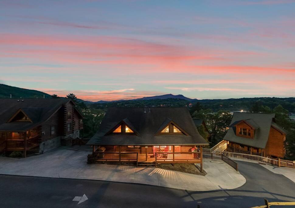 Cozy Cabin In The Smokies!!! Fully Furnished And Complete With Community Indoor And Outdoor Pools And Spas, Game And Fitness Rooms As Well As A Private Hot Tub Pigeon Forge Exteriér fotografie