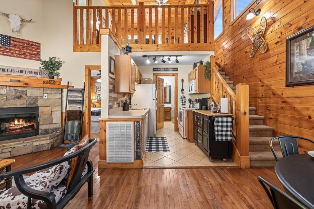 Cozy Cabin In The Smokies!!! Fully Furnished And Complete With Community Indoor And Outdoor Pools And Spas, Game And Fitness Rooms As Well As A Private Hot Tub Pigeon Forge Exteriér fotografie