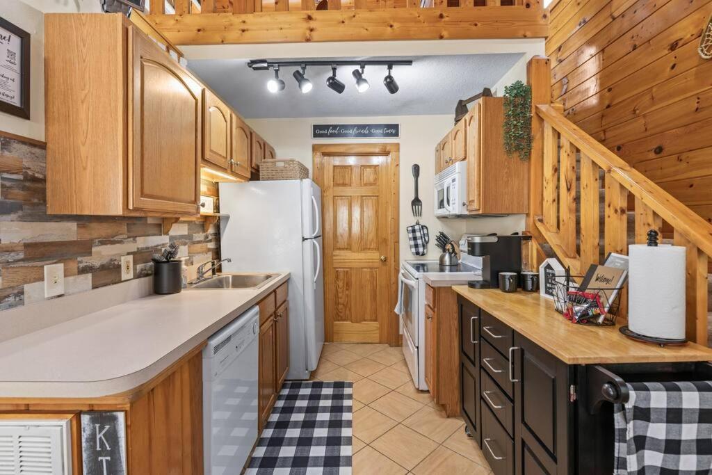 Cozy Cabin In The Smokies!!! Fully Furnished And Complete With Community Indoor And Outdoor Pools And Spas, Game And Fitness Rooms As Well As A Private Hot Tub Pigeon Forge Exteriér fotografie