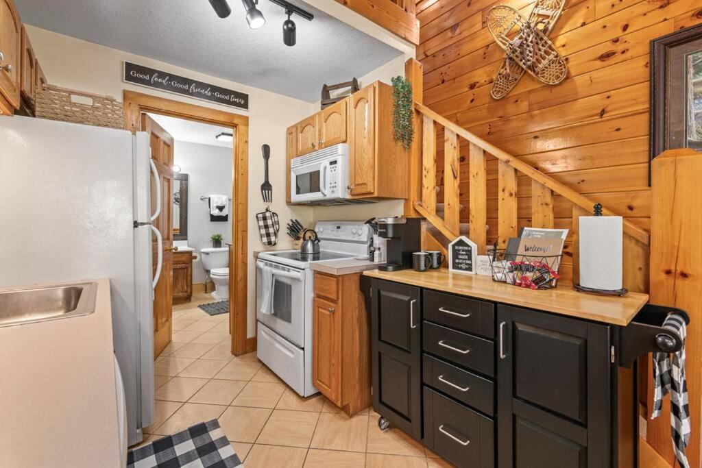 Cozy Cabin In The Smokies!!! Fully Furnished And Complete With Community Indoor And Outdoor Pools And Spas, Game And Fitness Rooms As Well As A Private Hot Tub Pigeon Forge Exteriér fotografie