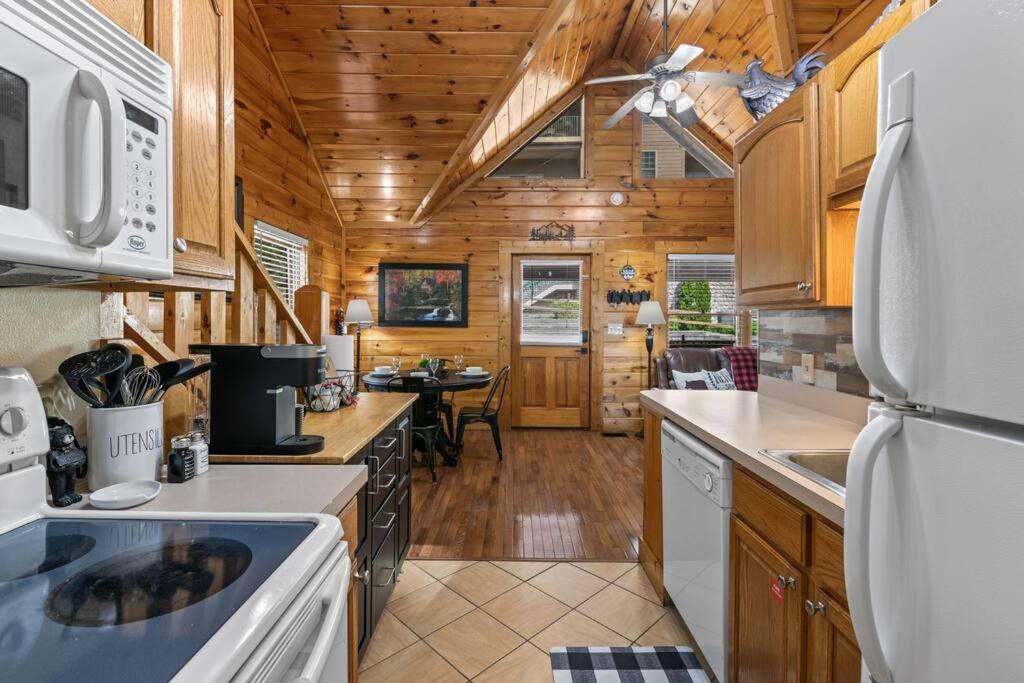 Cozy Cabin In The Smokies!!! Fully Furnished And Complete With Community Indoor And Outdoor Pools And Spas, Game And Fitness Rooms As Well As A Private Hot Tub Pigeon Forge Exteriér fotografie