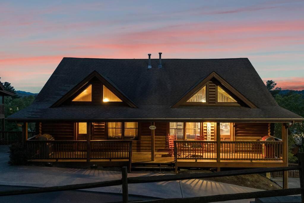 Cozy Cabin In The Smokies!!! Fully Furnished And Complete With Community Indoor And Outdoor Pools And Spas, Game And Fitness Rooms As Well As A Private Hot Tub Pigeon Forge Exteriér fotografie
